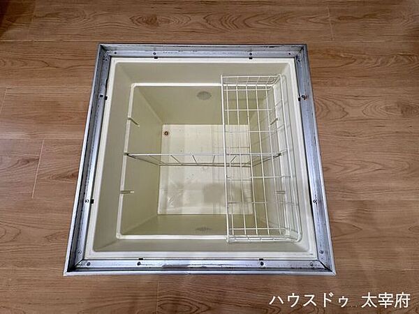 食料品や日用品のストックに便利な床下収納。普段使わない物もすっきり収納でき、キッチン周りを広く清潔に保てます。