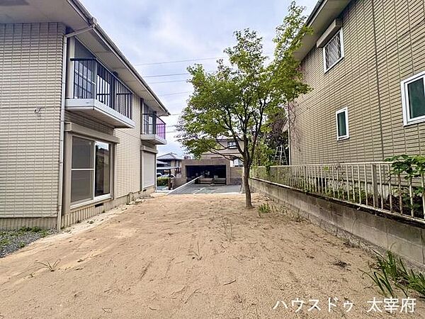 ガーデニングやBBQに使用できる開放感のあるお庭です。