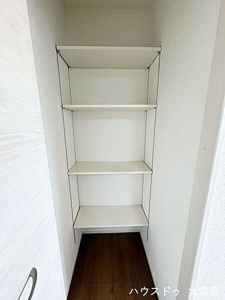 可動棚がすっきりと並ぶ使い勝手の良いパントリー。高さの異なる食材や調理器具も効率よく整理整頓でき、日用品のストックなどもまとめて収納できるため、いつでもすっきりとしたキッチンを保てます。