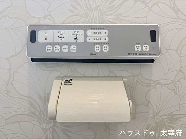 便座本体に操作ボタンがない壁リモコン仕様のため、体勢を崩した際の誤操作を防ぎ、小さなお子様やご年配の方も安心して安全にお使いいただけます！