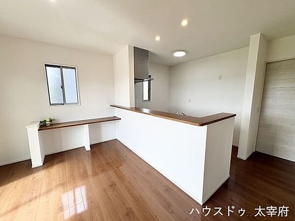 明るいフローリングと対面式キッチンが開放感を演出するダイニング。造り付けのカウンターはリビング学習やリモートワークにも大活躍。家族の気配を感じながら心地よく過ごせる快適な空間です
