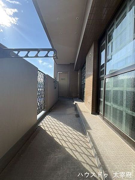 青空が広がり、心地よい日光が差し込んでいるのが分かります。日当たりが良いため、洗濯物や布団がよく乾きやすい環境です。