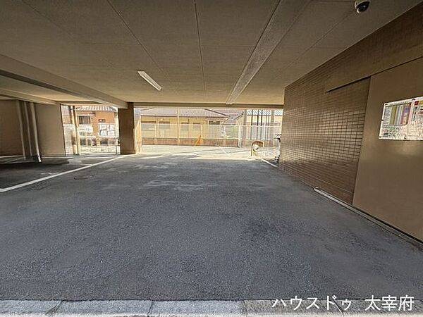 建物内に駐輪場を設置。雨や直射日光を避けられ、自転車の劣化を防ぎます。防犯面でも安心して利用できる環境です。