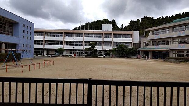 山武市立成東小学校 徒歩13分。 1000m
