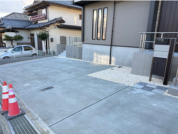 50坪超の広々とした敷地面積！舗装されたカースペースは、面倒な草取りに追われる心配もありませんね♪