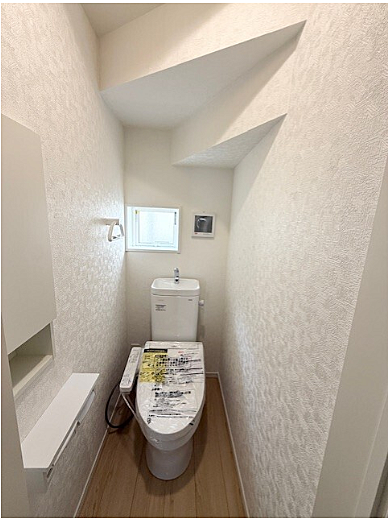 白を基調として、清潔感と個性が光るトイレです。窓もあるので、換気も良好です。