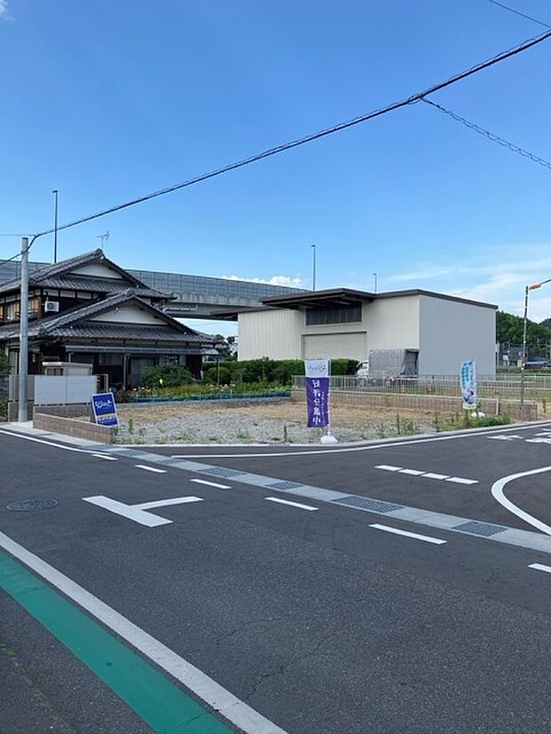 角地なので生活する上で便利です。