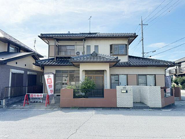 南東向きで、朝日から始まり、日中も明るく暖かい玄関です。庭も陽当たりが良く、ガーデニングに最適です♪