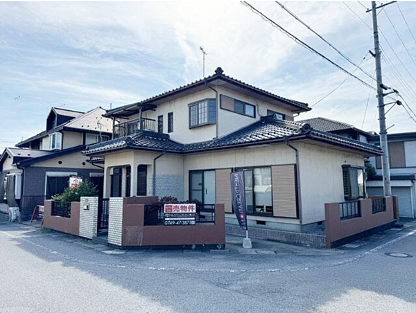 角地で陽当たりも良く、開放的な立地。防犯性も高まります。