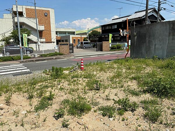 売土地から三芳小学校を見る