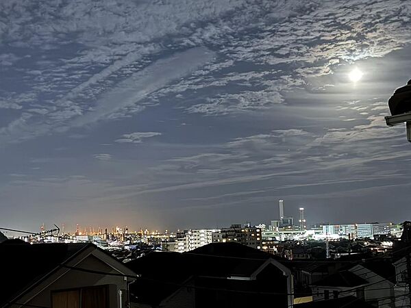 室内から撮影した工場夜景