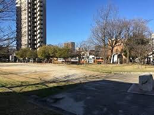 内山公園 徒歩3分。 210m