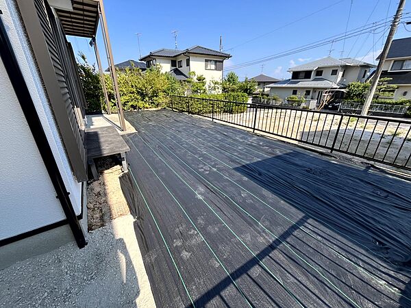 庭付き住宅。防草シート敷いております。