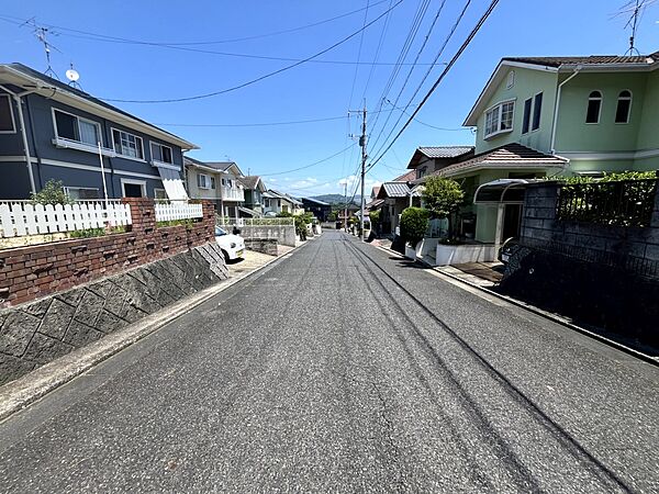 前面道路6ｍあり駐車もラクラク！（2026年7月撮影）