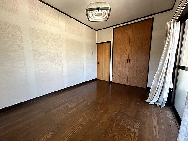 【2F洋室】家具を置いてもゆったりと過ごせる洋室です※2026年5月撮影