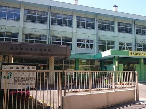 中学校 1900m 亀山中学校