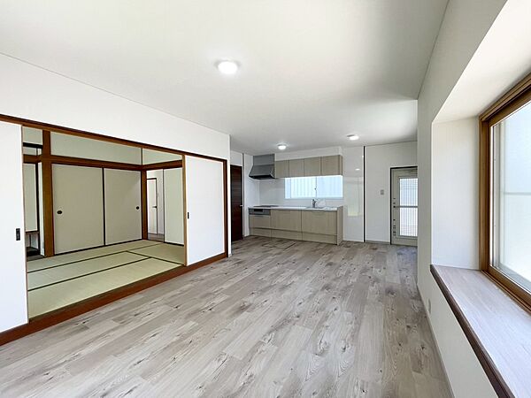 【LDK】日当たりが良くリビングを温かな雰囲気に！※リフォーム後の写真です。（2026年7月撮影）