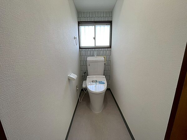 【トイレ】トイレも新しいものに交換済みです♪アクセントクロスがお洒落な空間♪※リフォーム後の写真です。（2026年7月撮影）