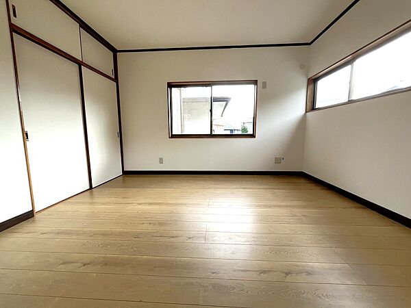 【2階洋室】2面採光のお部屋※リフォーム後（2026年8月撮影）