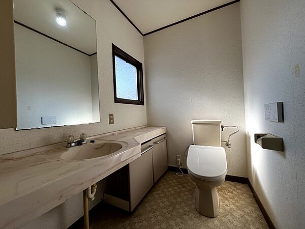 【2Fトイレ】2階にもトイレがあり忙しい朝もらくらく※リフォーム中の写真です。（2026年10月撮影）