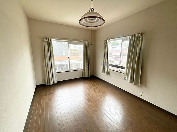 【2F洋室】日当たりのよい2面採光のお部屋です※2026年9月撮影