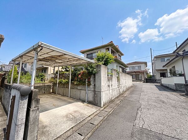 【駐車場】駐車場は雨や直射日光からお車を守れるカーポート付きです♪※2026年8月撮影