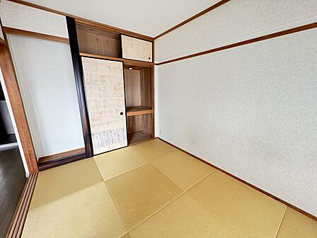 【和室】ゆったりとくつろげる空間の和室です♪※2026年8月撮影