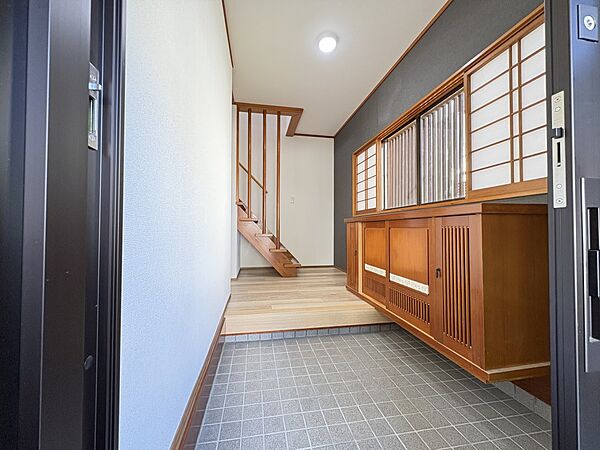 【玄関】趣きのある玄関。収納付きで玄関周りもすっきり※リフォーム後写真（2026年6月撮影）
