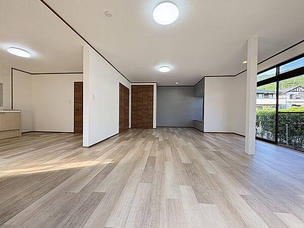 【リビング】リフォームで広々22帖のリビング！※リフォーム後写真（2026年6月撮影）