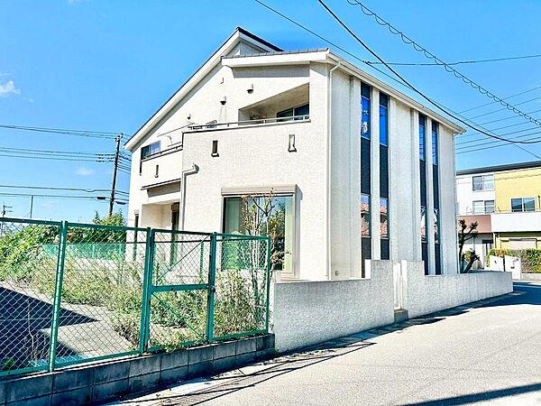 南側に建物なく、日当たりと眺望を確保。