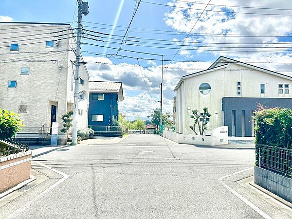 高台の物件で見晴らし良好、中央に見えますのが手賀沼です◎東側　幅員約5.5ｍ公道に約14.28ｍ接す