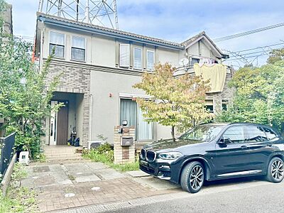 外観:ルーフバルコニーとウッドデッキ付きの開放的な住まい。緑豊かな閑静な住宅地で、心安らぐ暮らしを。 外観:ルーフバルコニーとウッドデッキ付きの開放的な住まい。緑豊かな閑静な住宅地で、心安らぐ暮らしを。