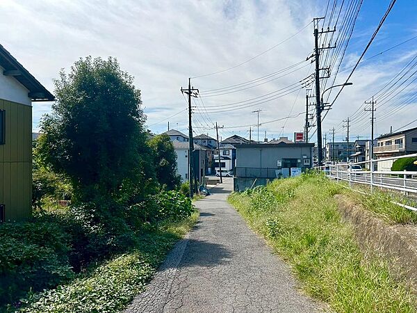 北西側　幅員約２．７ｍ公道