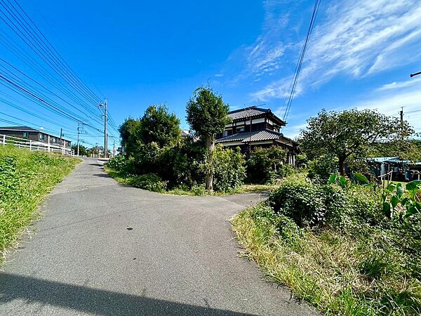 国道３５６号線から１本入った位置になります。