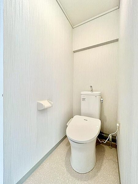 嬉しい温水洗浄便座付きのトイレ♪清潔感があり、気持ちよくお使いいただけます。