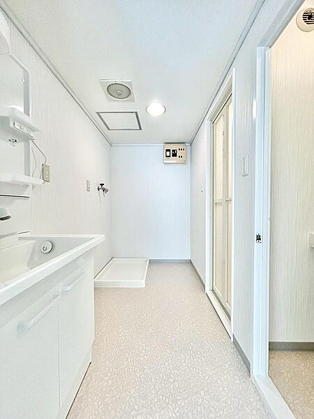 新しくて綺麗な洗面台で、忙しい朝の準備もスムーズに♪お手入れもしやすく、いつでも清潔な空間を保てます◎