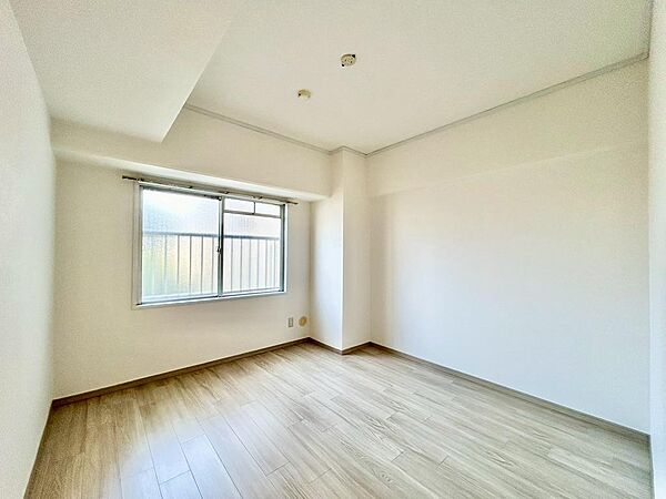 明るく落ち着いた雰囲気の洋室で家具の配置もしやすく、寝室や子ども部屋など多彩な用途でお使いいただけます！