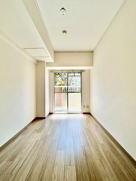 窓から光が差し込む、寝室や趣味部屋などの使い勝手の良い洋室です。