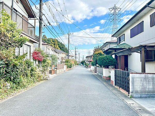 前面道路幅員約６．０ｍ。日常の車の出し入れや来客時の駐車がスムーズになります♪