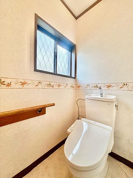 窓付きのトイレで明るく換気しやすい、快適な空間です。