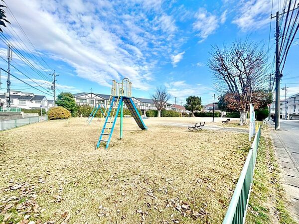 台田池尻公園が目の前に広がり、季節の移ろいを感じながら暮らせるロケーションです。