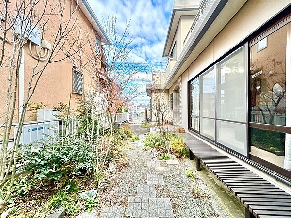 南西に面した庭は、午後の日差しが心地よく差し込む空間