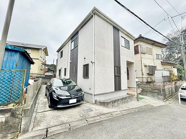 シンプルで清潔感のある外観。角地のため開放感があり、日当たりも良好です。