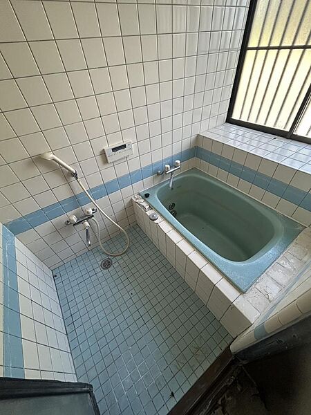 ブルーのラインタイルがアクセントの、レトロで可愛らしい浴室です。大きな窓からは自然光が入り、開放感のあるバスタイムを楽しめます。