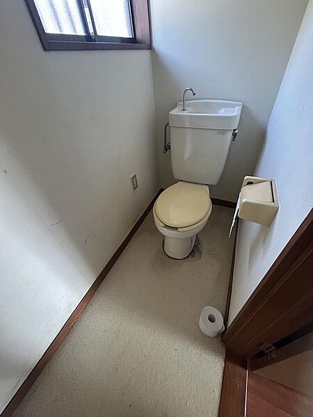 小窓から自然光が入り、明るく清潔感のあるトイレです。換気もスムーズに行えます。