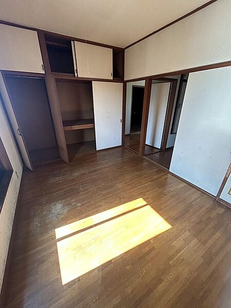 壁一面に機能的な収納を備えた、陽当り良好な２階洋室です。大容量のクローゼットと天袋があり、お部屋をすっきり広く使えます。