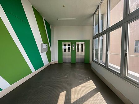 エレベーター２基完備で、通勤・通学や買い物帰りの混雑もスムーズ。快適なマンションライフを実現します。