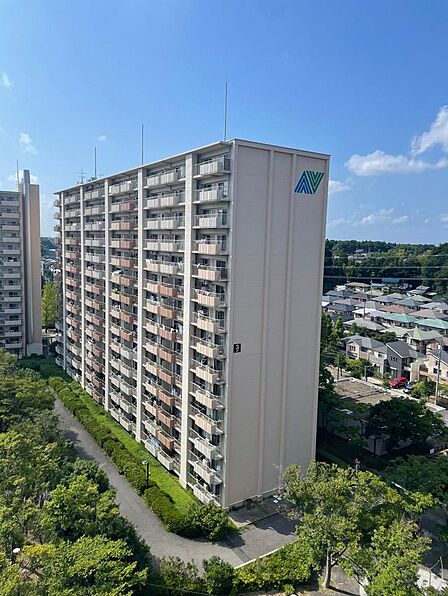 １９７０年代に建設された大規模な分譲マンション群。緑豊かで敷地内に公園もございます。