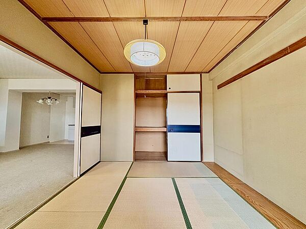 和室は、寝室やお子さまの遊び場にも活用可能。押入も備えた便利な空間です。