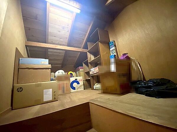 屋根裏収納普段使わないものスッキリ収納できます♪